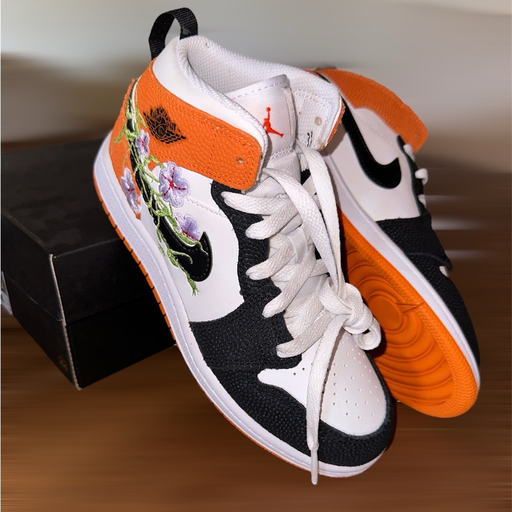 SOLD*** Jordan Air sneakers kids 1 MID SE (PS), white/black-starfish size 3Y